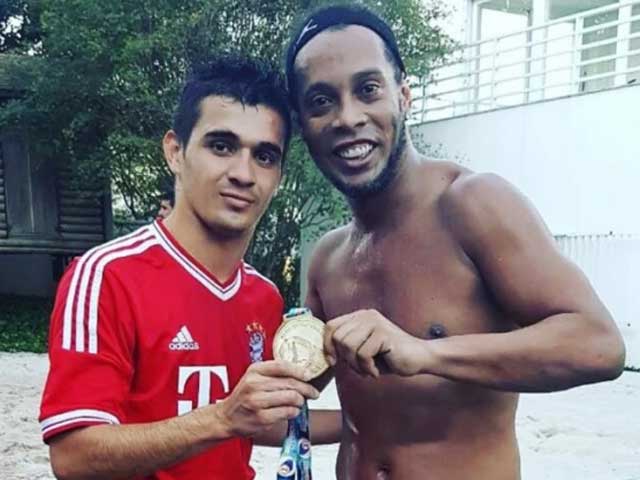 Ronaldinho chụp ảnh cùng Lugo