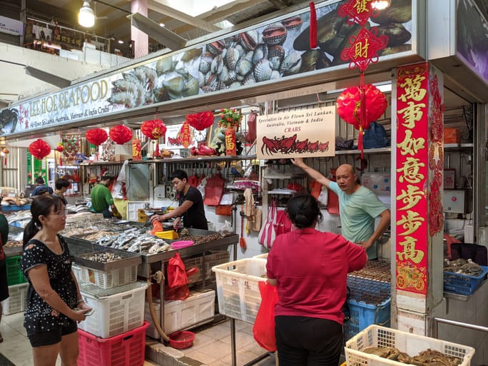 Phần lớn lương thực, thực phẩm bán ở các chợ tại Singapore là nhập khẩu từ Malaysia... Ảnh: Tri Anh