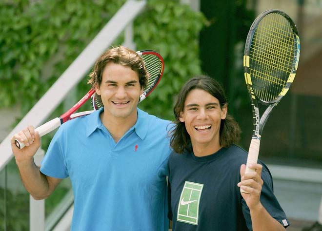 Federer (trái) là người nhận ra khả năng của Nadal (phải) khi tay vợt Tây Ban Nha mới 17 tuổi