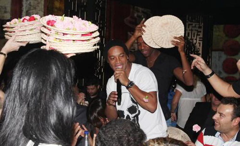 Huyền thoại Ronaldinho tuổi 40: Sau ánh hào quang là bi kịch sinh nhật trong tù - 5