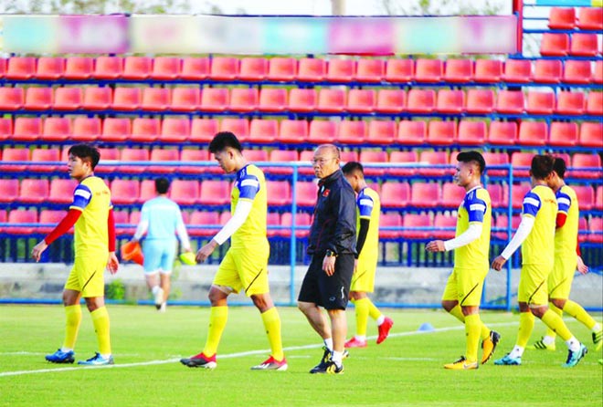 HLV Park Hang Seo không thể triển khai kế hoạch cho những giải đấu quan trọng trong năm nay do dịch Covid-19 khiến bóng đá Việt Nam và thế giới phải tạm ngưng Ảnh: VFF