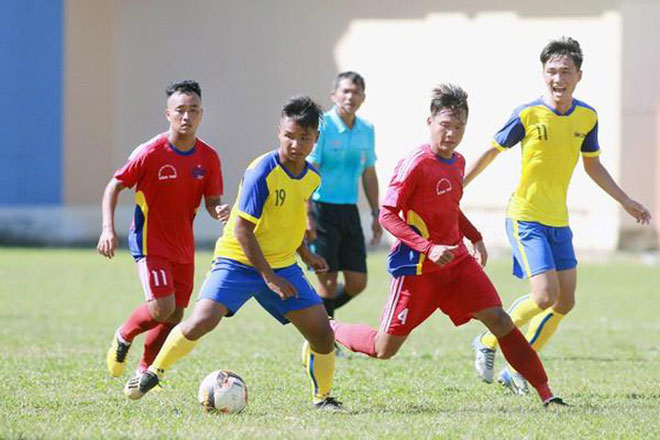 Cầu thủ U21 Đồng Tháp (áo đỏ) trong trận hòa U21 Vĩnh Long 1-1 tại vòng loại giải U21 quốc gia ngày 19-6-2019 (Ảnh: VFF)