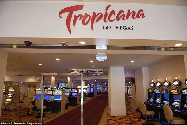 Las Vegas - nơi có nhiều sòng bài và chỗ ăn chơi ở Mỹ như "thị trấn ma" sau khi thống đốc bang Nevada quyết định đóng cửa tất cả các sòng bạc ở bang này.