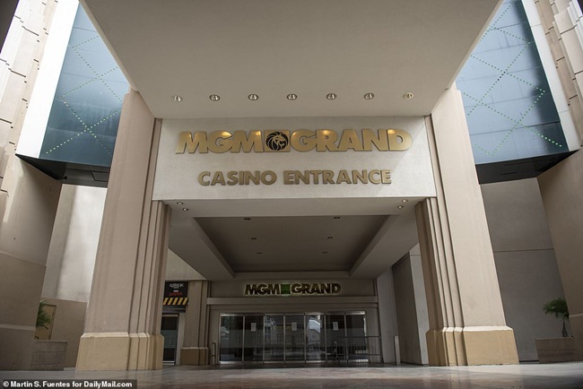 Tại cửa của khách sạn MGM Grand có dán thông báo về việc khách sạn đã đóng cửa.