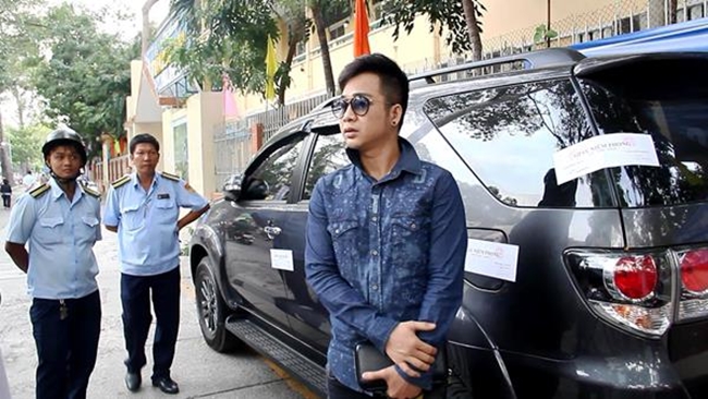 Năm 2017, Quách Tuấn Du gây ồn ào với sự cố xe hơi bị niêm phong do đỗ sai nơi quy định. Sau khi đóng phạt, anh quyết định bán xe.