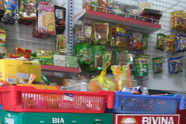 Các chủ cửa hàng tạp hóa và siêu thị mini gia đình cũng đang lao đao bởi sức mua của người dân giảm mạnh
