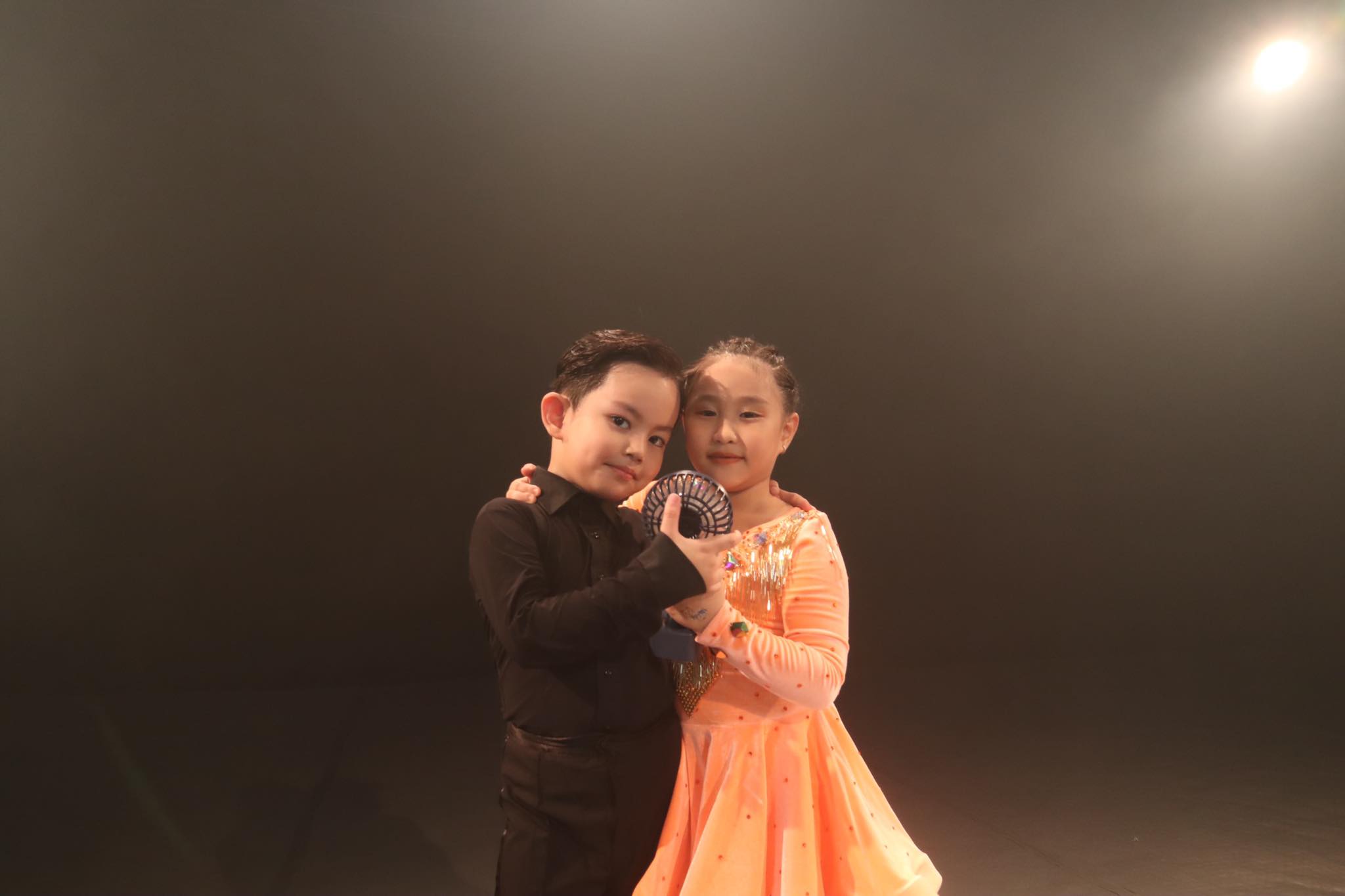 Mới 4 tuổi nhưng khả năng cảm thụ, học theo các động tác dance sport của Kubi rất nhanh