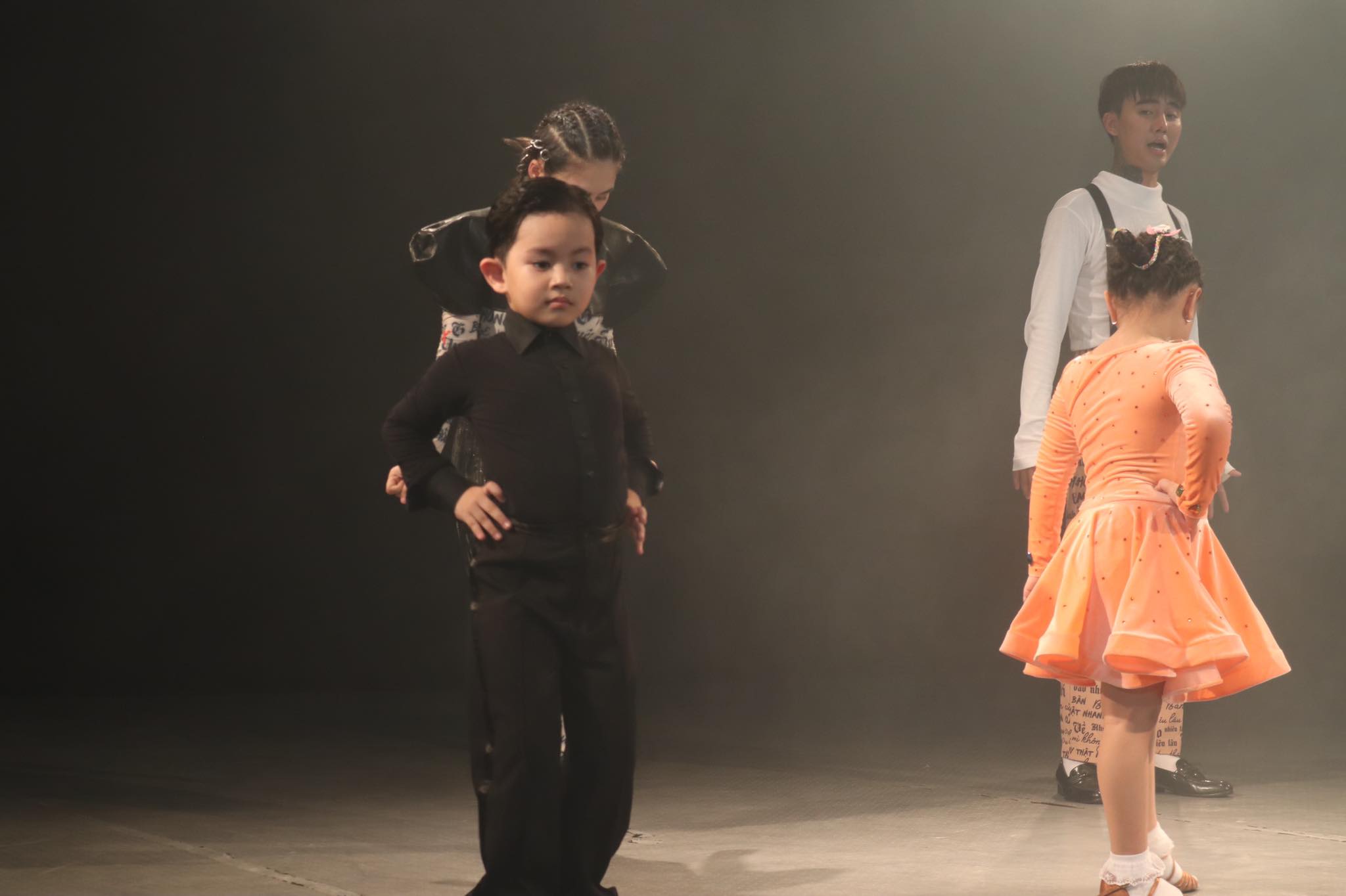 Kubi (áo đen) cùng bé Sâu&nbsp;thể hiện khả năng khiêu vũ bên hai ca sĩ Đạt G, Du Uyên.