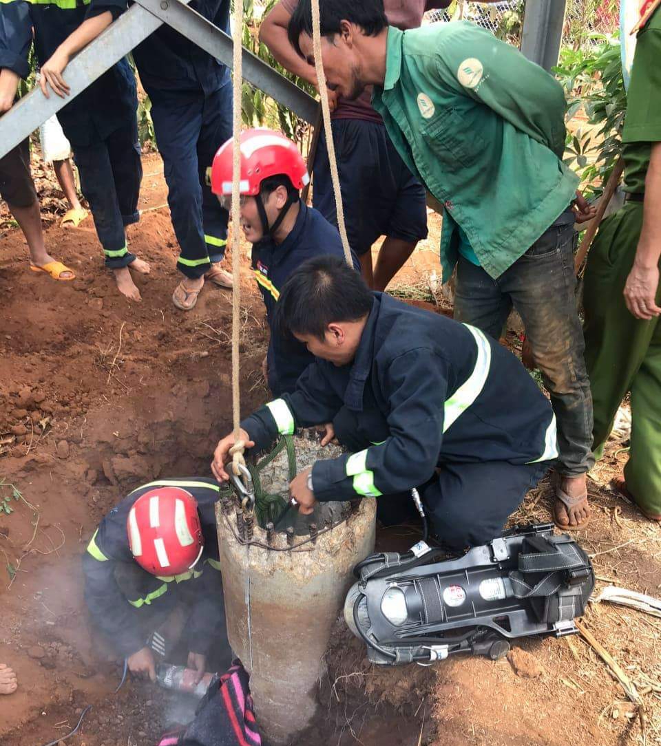 Lực lượng chức năng dùng nhiều máy móc, trang thiết bị để cứu cháu bé bị mắc kẹt.