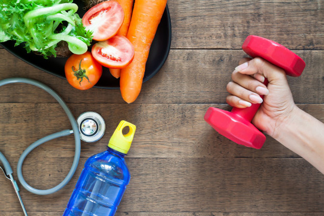 Tập thể dục và ăn uống lành mạnh giúp tăng sức đề kháng
