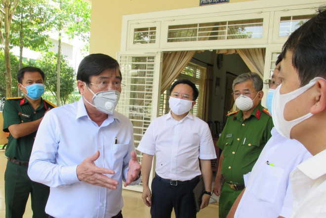 Chủ tịch UBND TP Nguyễn Thành Phong triển tra tình hình phòng chống Covid-19 tại quận 8