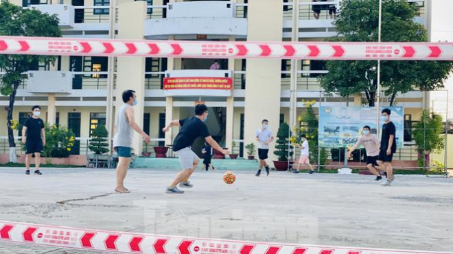 Chơi đá bóng trong khu cách ly. Ảnh Văn Minh