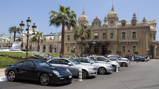 Monaco giàu sang với hình ảnh xe hơi và những chiếc du thuyền và giải đua xe F1 hàng năm thu hút nhiều người đổ tới đây.