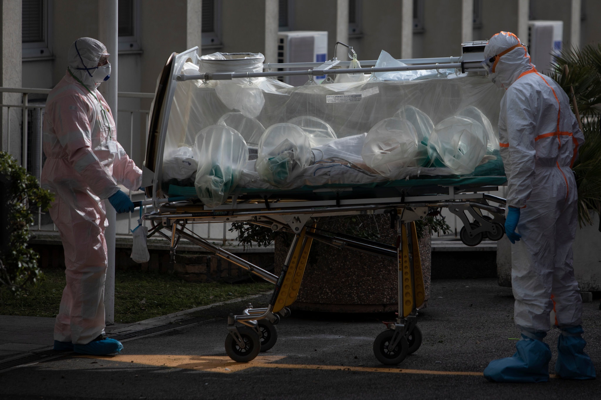Bệnh nhân nhiễm Covid-19 được đưa nhập viện tại Rome, Italia (ảnh: NY Times)