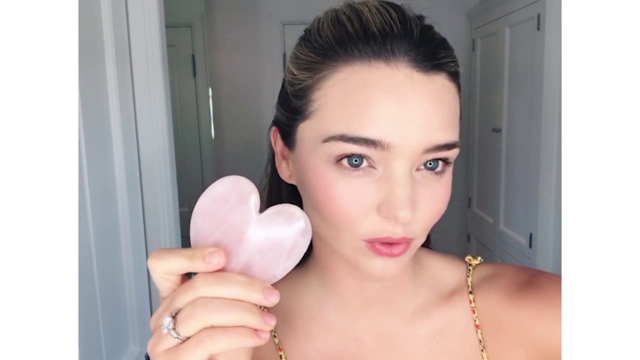 Miranda Kerr thường xuyên lăn ngọc nên làn da đẹp ở tuổi 37.