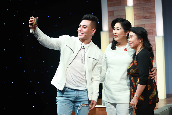 Lê Dương Bảo Lâm cùng mẹ (bên phải) tham gia chương trình "Mẹ tuyệt vời nhất" dưới sự dẫn dắt của Sứ giả hạnh phúc Hồng Vân