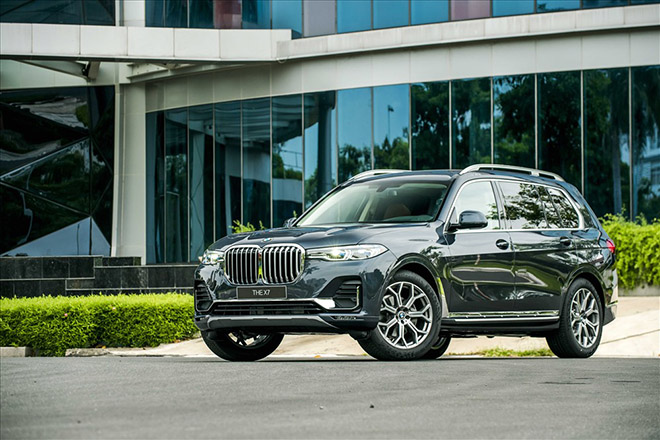 SUV hạng sang BMW X7 giảm giá 350 triệu đồng - 1