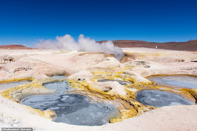 Cánh đồng địa nhiệt Sol de Manana nằm gần cánh đồng muối Salar de Uyuni ở Bolivia. Tại đây, du khách có thể khám phá các bể bong bóng bùn và mạch nước nóng phun cao tới 15m.
