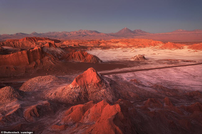 Thung lũng Valle de la Luna ở Chile có phong cảnh trông giống như trên vệ tinh tự nhiên của Trái đất, nên nó còn được gọi là Thung lũng Mặt trăng.
