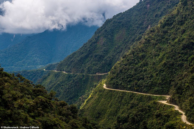 Dù North Yungas ở Bolivia là tuyến đường đẹp, nhưng nó cũng là một trong số những con đường nguy hiểm nhất thế giới. North Yungas chỉ có một làn đường duy nhất với nhiều khúc cua hẹp.
