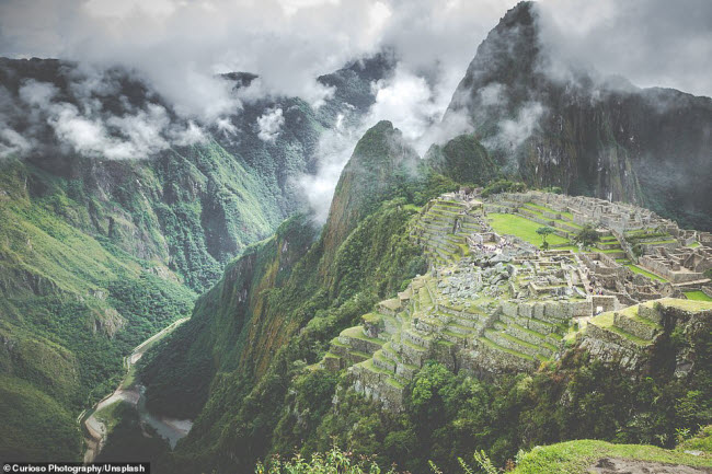 Tàn tích Machu Picchu ở Peru là một trong những kỳ quan nổi tiếng nhất thế giới. Nó nằm ở độ cao 2.430 m trên dãy núi Andes và mỗi năm thu hút khoảng 500.000 du khách.
