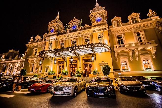 Bên ngoài một casino ở&nbsp;Monte Carlo, Monaco.