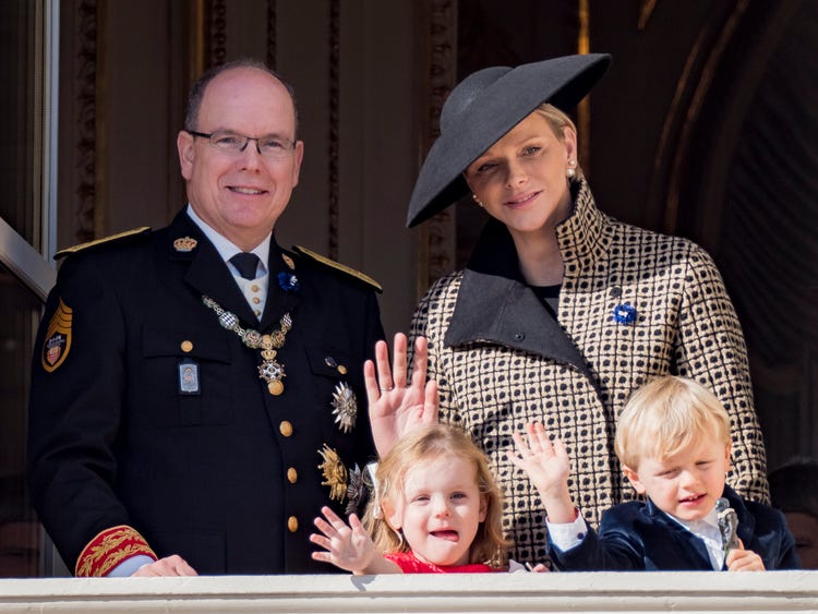 Thân vương Monaco cùng vợ và hai con nhỏ.