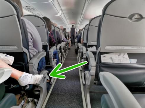 What problems will you encounter when taking off your shoes on the plane? - 2