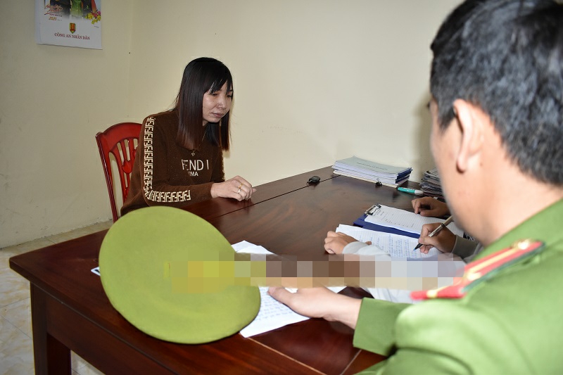 Phạm Thị Hồng Chinh tại cơ quan công an.