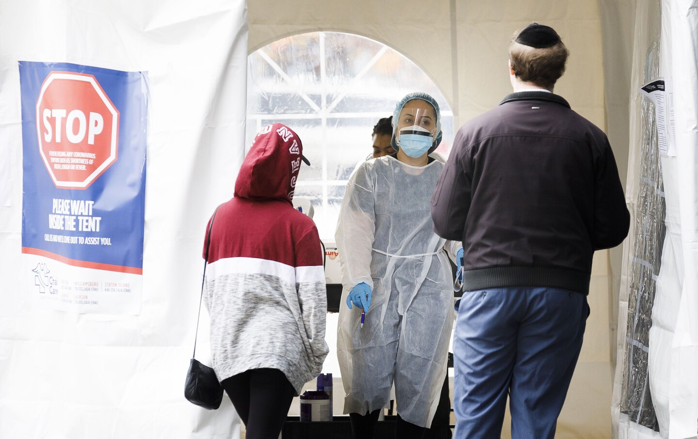 Nhân viên y tế đang làm xét nghiệm Covid-19 tại New York, Mỹ (ảnh: Washingtonpost)