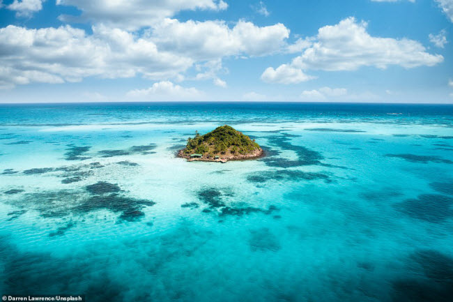 Hòn đảo nhỏ Cayo Cangrejo ở Colombia được coi là thiên đường nhiệt đới, với không gian yên tĩnh và phong cảnh nguyên sơ. Du khách có thể lặn ống thở khám phá biển hay thư giãn tại quán bar trên đảo.
