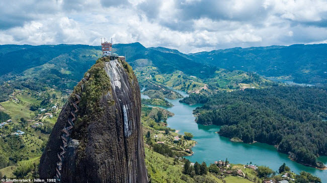 Hồ Quilotoa rộng 3km nằm ở độ cao 4.000 m trên dãy núi Andes ở Ecuador. Nó được hình thành sau một vụ phun trào núi lửa cách đây 600 năm.
