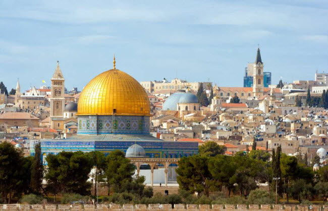 Jerusalem: Đây là một trong những thành phố lâu đời nhất thế giới. Nó đã trải qua nhiều lần bị phá hủy và tái thiết trong quá khứ. Hiện tại, thành phố có gần 1 triệu cư dân. Trong những năm gần đây, các nhà khảo cổ học đã phát hiện tàn tích của các bức tường thành, nền đá và dụng cụ bằng đá có niên đại hơn 7.000 năm.
