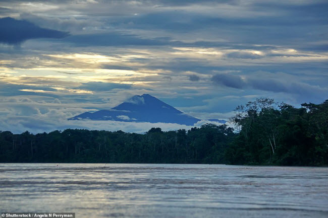 Núi lửa Sangay ở Ecuador là một trong những núi lửa hoạt động mạnh nhất trên thế giới. Với chiều cao 5.230 m, nó cũng là một trong những núi lửa đang hoạt động cao nhất.
