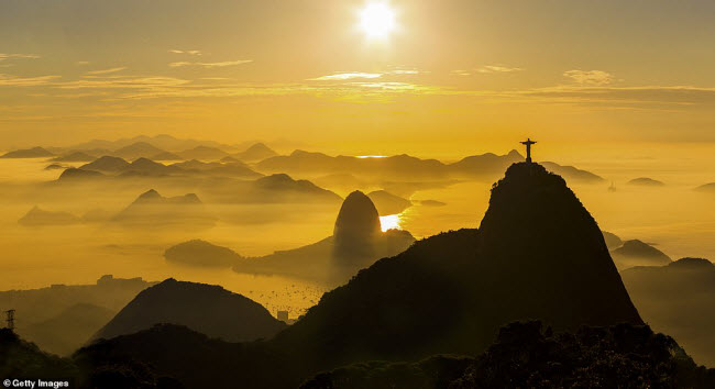 Khung cảnh bình minh tuyệt đẹp được chụp tại thành phố Rio de Janeiro, Brazil, với núi Sugarloaf nhìn ra vịnh Guanabara và tượng Chúa Kitô Cứu Thế trên đỉnh núi Corcovado.
