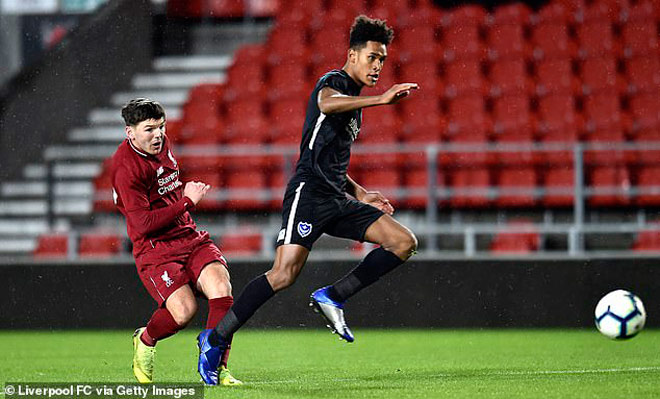 Haji Mnoga (áo đen) từng thi đấu với Liverpool vào tháng 12 năm 2018 ở vòng 3 giải trẻ&nbsp;FA Youth Cup