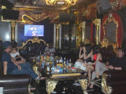 Pháp luật - Ký cam kết dừng hoạt động, quán karaoke vẫn điều 19 “chân dài” lên tiếp khách