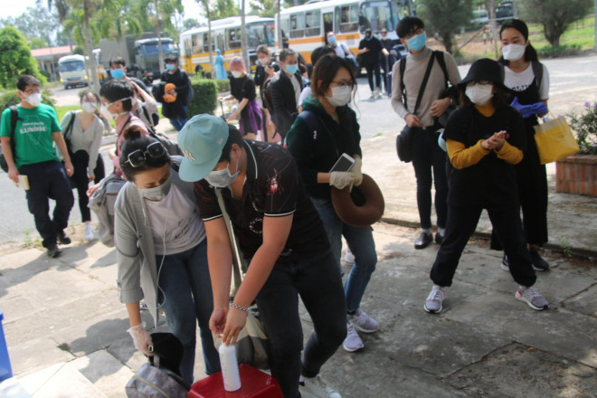 Đây là 4 trong số 164 Việt kiều và du học sinh đang học tập và làm việc tại Vương quốc Anh (đi trên chuyến bay VN0050) về Việt Nam mà tỉnh Đồng Tháp tiếp nhận vào ngày 19-3