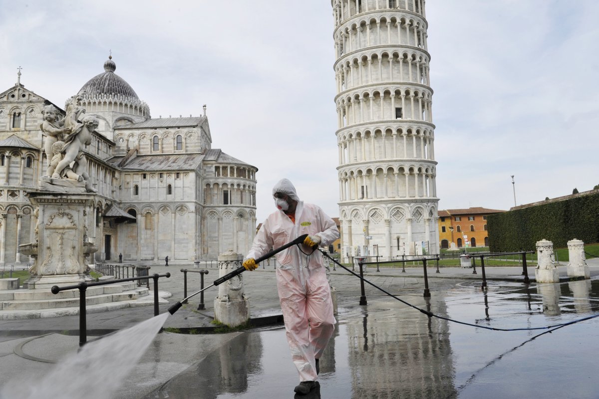 Phun thuốc khử trùng tại khu vực tháp nghiêng Pisa, Italia (ảnh: Reuters)