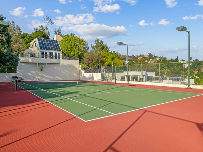 Có cả sân tennis bên trong khuôn viên của khu bất động sản.