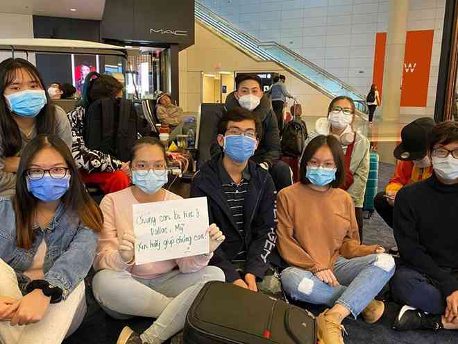 Nhóm du học sinh Việt bị kẹt tại sân bay Dallas (Mỹ).