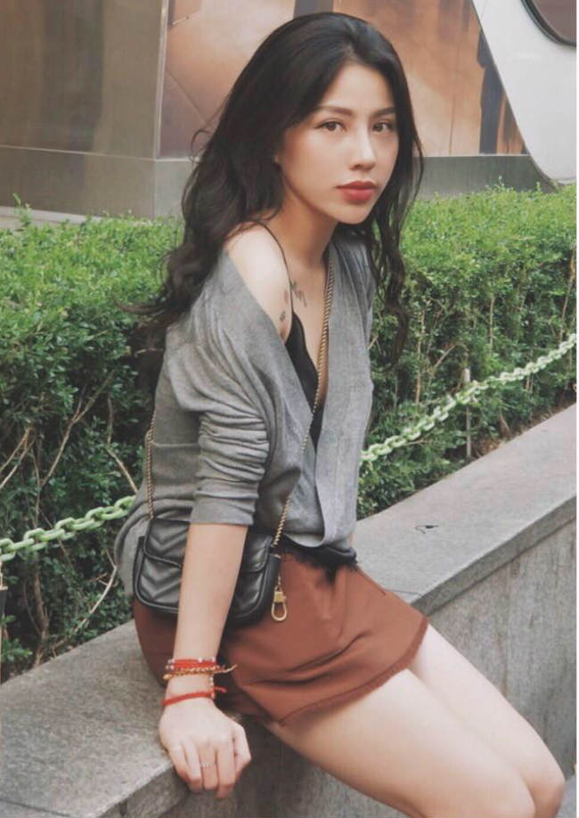 Võ Hồng Hạnh (sinh năm 1985) được biết đến là nữ cơ phó xinh đẹp của Việt Nam. Không chỉ xinh đẹp, cô còn có phong cách thời trang cực kỳ ấn tượng.