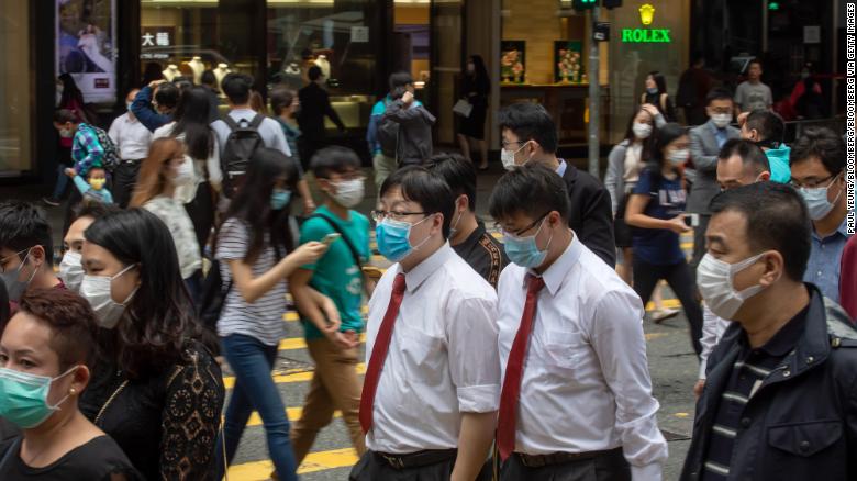 Người dân Hong Kong đeo khẩu trang khi ra đường.