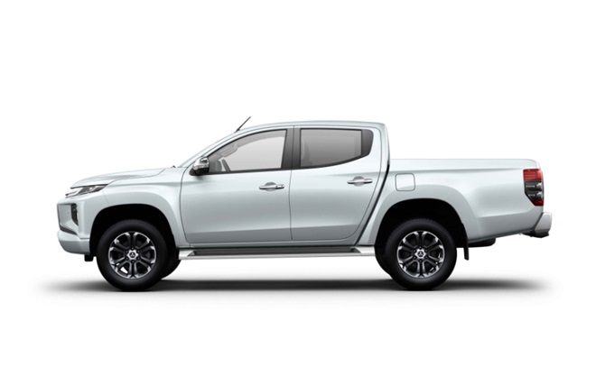 Mitsubishi Triton màu trắng