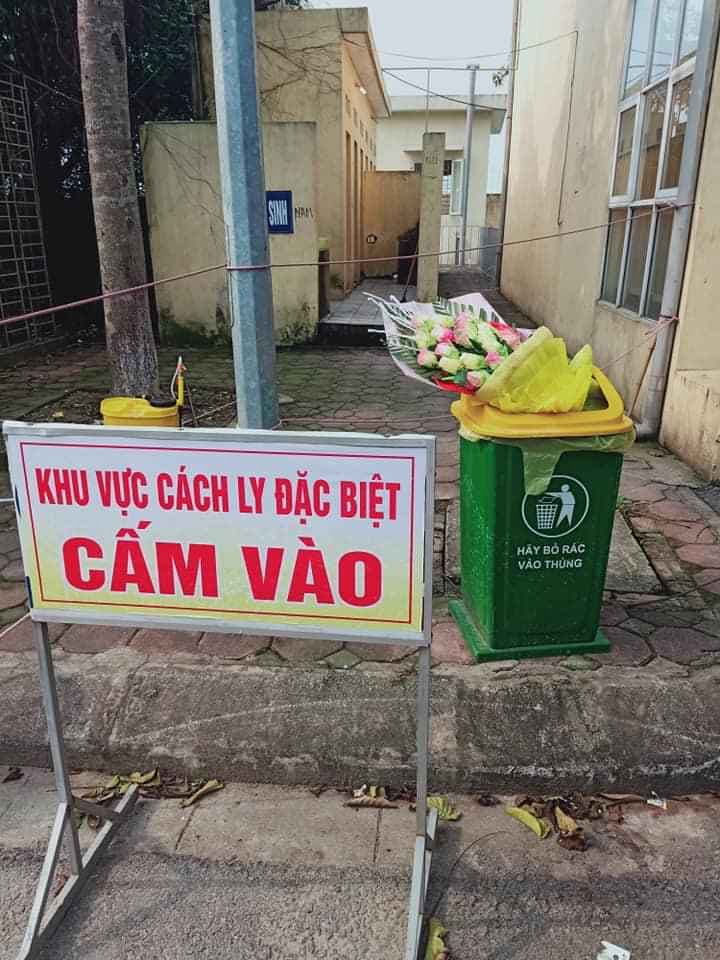 Nam thanh niên ném bó hoa bác sĩ tặng vào thùng rác khi ra khỏi khu vực cách ly.