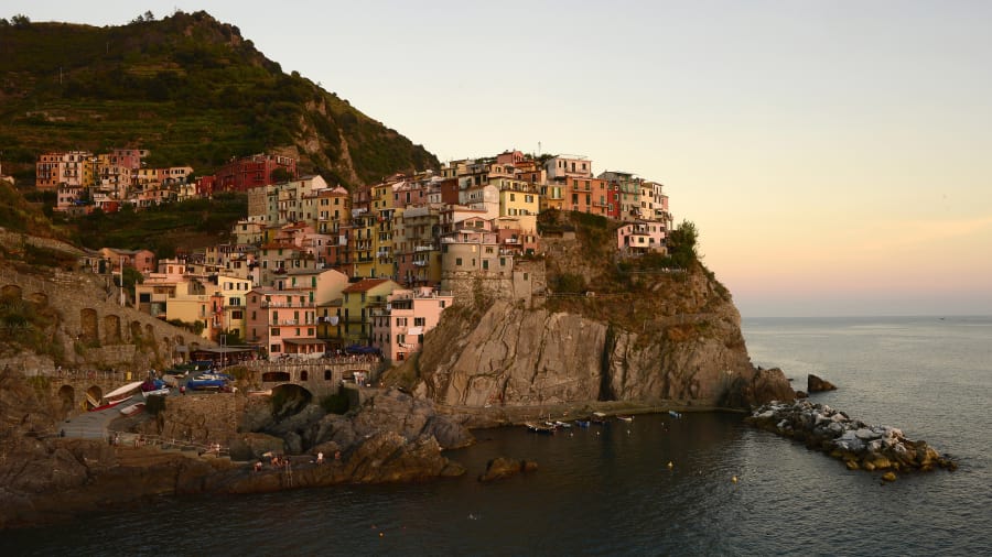 Cinque Terre, Italia: Vùng ven biển này bao gồm cụm 5 làng chài nằm trong một khu bảo tồn thiên nhiên. Nơi đây cũng là nguồn cảm hứng để nhà thơ Dante Alighieri sáng tác trường ca Thần khúc.