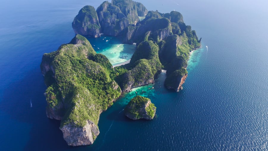 &nbsp;Bờ biển Andaman, Thailand, Malaysia và Myanmar: Nằm trên lãnh thổ của ba quốc gia Thailand, Malaysia và Myanmar, vùng bờ biển Andaman được coi là thiên đường du lịch ở Đông Nam Á.