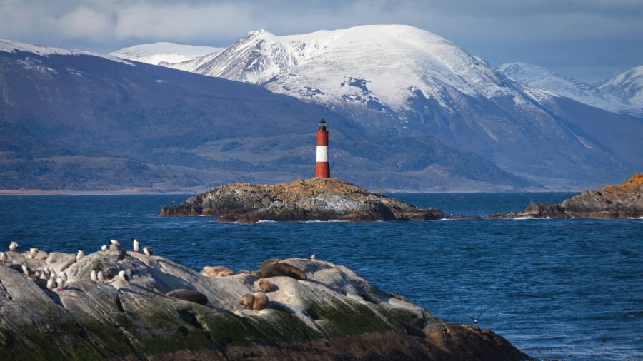 Eo biển Beagle, Chile và Argentina: Eo biển nằm giữa bán đảo Tierra del Fuego của Argentina và các hòn đảo của Chile. Nó được đặt tên theo con tàu chở Charles Darwin trong hành trình thám hiểm Nam Mỹ.