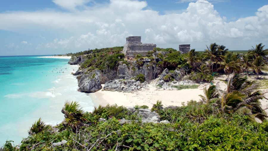 Riviera Maya, Mexico: Vùng bờ biển trên bán đảo Yucatán có nhiều hoạt động hấp dẫn du khách như khám phá các tàn tích của người Maya, lặn ống thở trong các hồ nước trong xanh hay trải nghiệm bơi cùng cá mập voi.