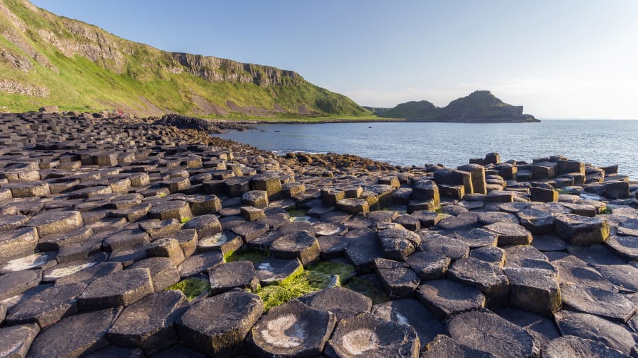 Antrim, Bắc Ireland: Ghềnh đá cổ Giant's Causeway bao gồm 40.000 trụ đá bazan hình thành từ dung nham núi lửa cổ đại, là một trong những kỳ quan ấn tượng nhất tại vùng bờ biển Antrim.